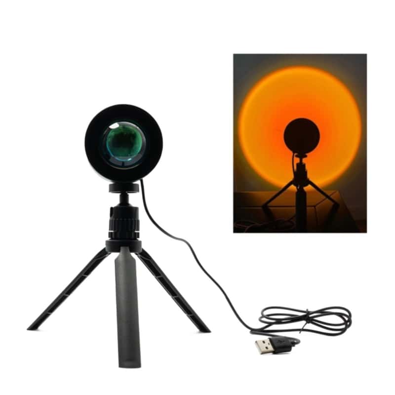 https://www.apfelkiste.ch/resize/media/catalog/product/v/o/sonnenuntergang-projektor-lampe-usb-nachtlicht-deko-beleuchtung-tripod-stativ.800x800@200.high.png